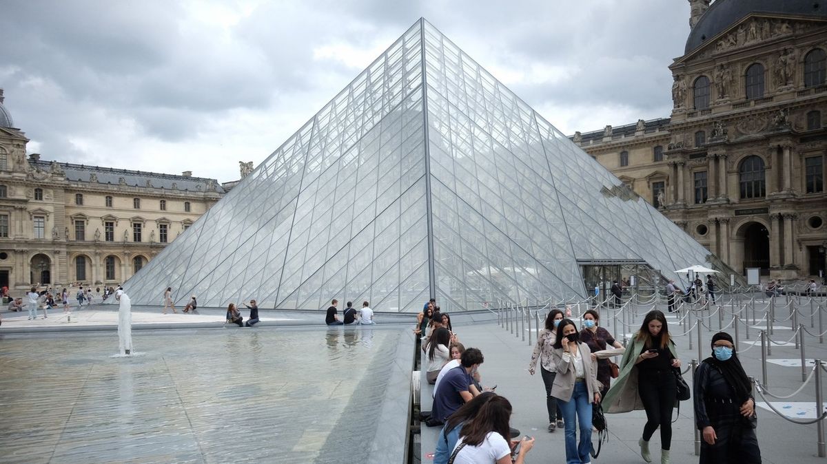 Bývalý šéf muzea Louvre čelí obvinění v kauze pašování egyptských artefaktů